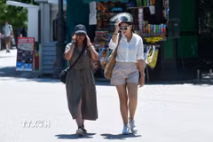 Người dân di chuyển dưới trời nắng gay gắt tại Madrid, Tây Ban Nha. (Ảnh: THX/TTXVN)