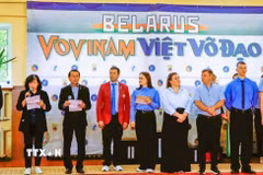 Đại sứ Nguyễn Văn Trung (thứ ba từ trái sang) và Võ sư Sergey Alekxeevich Sarendo khai mạc Giải thi đấu quốc gia. (Ảnh: TTXVN phát)