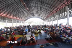 Người dân sơ tán tránh xung đột tại Si Sa Ket, Thái Lan. (Ảnh: THX/TTXVN)