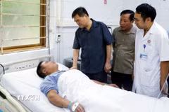 Ông Bùi Văn Khắng, Chủ tịch UBND tỉnh Quảng Ninh (áo xanh) thăm công nhân bị thương đang điều trị tại Bệnh viện Đa khoa tỉnh Quảng Ninh. (Ảnh: TTXVN phát)