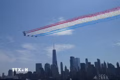 Đội hình máy bay trình diễn nhân kỷ niệm 250 năm Quốc khánh Mỹ tại New York ngày 4/7/2026. (Ảnh: THX/TTXVN phát)