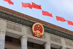 Quốc kỳ Trung Quốc bay trên Đại lễ đường Nhân dân ở thủ đô Bắc Kinh (Trung Quốc). (Ảnh: Reuters)