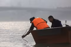 Lực lượng chức năng Bộ chỉ huy Quân sự tỉnh Hòa Bình sử dụng thiết bị chuyên dụng rà phá bom mìn, vật nổ, làm sạch hạ lưu Nhà máy thủy điện Hòa Bình. (Ảnh: Trọng Đạt/TTXVN)