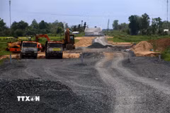 Thi công dự án thành phần của cao tốc Châu Đốc-Cần Thơ-Sóc Trăng đi qua địa bàn Cần Thơ. (Ảnh: Duy Khương/TTXVN)