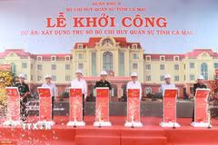 Các đại biểu thực hiện nghi thức khởi công dự án. (Ảnh: Huỳnh Anh/TTXVN)