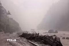 Hiện trường vụ lở đất gần cửa khẩu Cát Long, Khu tự trị Tây Tạng, Trung Quốc ngày 26/8/2026. (Ảnh: THX/TTXVN phát)