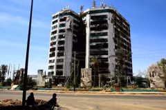 Tòa nhà bị hư hại sau một vụ tấn công tại Khartoum, Sudan. (Ảnh: THX/TTXVN)