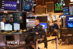 Giao dịch viên tại sàn chứng khoán New York, Mỹ. (Ảnh: THX/TTXVN)