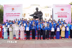 Các Thanh niên tiên tiến Thành phố Hồ Chí Minh làm theo lời Bác năm 2026 nhận Giấy chứng nhận tại khuôn viên Tượng đài Bác Hồ với Thiếu nhi, Nhà Thiếu nhi Thành phố Hồ Chí Minh. (Ảnh: Trung Tuyến/TTXVN)
