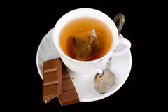 Caffeine là một chất tự nhiên được tìm thấy trong hàng chục loại thực vật, bao gồm lá trà và cây cacao. (Ảnh: Dreamstime)