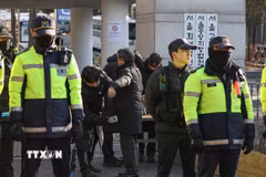 Cảnh sát gác bên ngoài Tòa án quận trung tâm Seoul, nơi diễn ra phiên luận tội Tổng thống Hàn Quốc Yoon Suk Yeol, ngày 20/2/2025. (Ảnh: Yonhap/TTXVN)