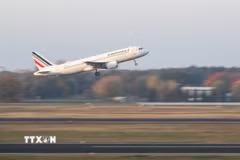 Máy bay cất cánh từ sân bay ở Berlin, Đức. (Ảnh: THX/TTXVN)