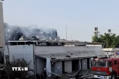 Nhà máy điện bị phá hủy sau cuộc không kích của Israel tại Sanaa, Yemen. (Ảnh: THX/TTXVN)