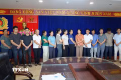 Các đối tượng đánh bạc bị khởi tố tại cơ quan điều tra. (Ảnh: TTXVN phát)