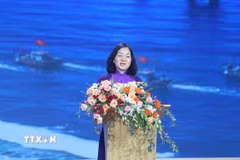 Bà Trương Thị Bích Hạnh, Phó Chủ tịch Thường trực Ủy ban MTTQ Việt Nam Thành phố Hồ Chí Minh, Chủ tịch Hội đồng Quản lý Quỹ “Vì biển đảo quê hương - Vì tuyến đầu Tổ quốc” phát biểu tại chương trình giao lưu nghệ thuật. (Ảnh: Xuân Khu/TTXVN)