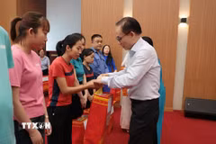 Bộ trưởng Bộ Ngoại giao Lê Hoài Trung trao quà cho gia đình chính sách, hộ nghèo và các công nhân có hoàn cảnh khó khăn tại Phú Thọ. (Ảnh: Tạ Toàn/TTXVN)