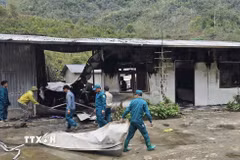 VỤ cháy lan sang các phòng học của điểm Trường tiểu học Pá Đởn, xã Lê Lợi. (Ảnh: TTXVN phát)