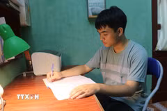 Em Nguyễn Quang Minh, thủ khoa toàn quốc khối A00 tại Kỳ thi tốt nghiệp THPT năm 2025. (Ảnh: Thanh Thương/TTXVN)