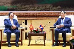 Thủ tướng Phạm Minh Chính gặp hẹp Thủ tướng Lào Sonexay Siphandone. (Ảnh: Dương Giang/TTXVN)
