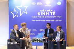 Phó Chủ tịch UBND Thành phố Hồ Chí Minh Bùi Xuân Cường tiếp Phó thị trưởng thành phố Leipzig (Đức) Torsten Bonew tháng 9/2024. (Ảnh: Hứa Chung/TTXVN)