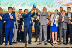 Anh hùng Lao động Hồ Quang Cua, người lai tạo giống lúa - gạo ST25, nhận biểu trưng vinh danh tại cuộc thi “Gạo ngon nhất thế giới” năm 2025. (Ảnh: TTXVN phát)