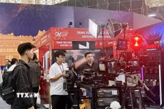 Khách tham quan khám phá công nghệ sáng tạo điện ảnh. (Ảnh: Phương Lan/TTXVN)