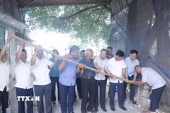 Lãnh đạo tỉnh Hưng Yên và người dân tháo dỡ barie thu phí của cầu Đún sau khi chủ đầu tư đồng ý hiến tặng cầu. (Ảnh: Đinh Văn Nhiều/TTXVN)