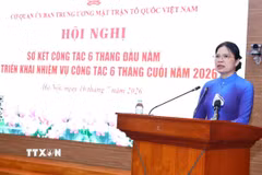 Đồng chí Hà Thị Nga, Ủy viên BCH Trung ương Đảng, Phó Chủ tịch - Tổng Thư ký Ủy ban Trung ương Mặt trận Tổ quốc Việt Nam phát biểu chỉ đạo. (Ảnh: Minh Đức/TTXVN)