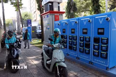 Các trạm đổi pin cho xe máy điện trên vỉa hè tại khu vực trung tâm TP Hồ Chí Minh. (Ảnh: Tiến Lực/TTXVN)