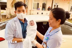 Nhờ được can thiệp kịp thời, bé gái được đỡ đẻ thành công trên xe taxi. (Ảnh: TTXVN phát)