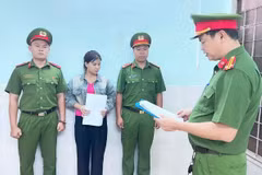 Cơ quan cảnh sát điều tra Công an tỉnh Tây Ninh đọc lệnh bắt tạm giam bị can Đặng Thị Huỳnh Như. (Ảnh: TTXVN phát)