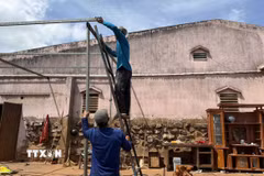 Người dân thôn Tân Phú 2 (xã Bảo Thuận, Lâm Đồng) tự dọn dẹp công trình để bàn giao mặt bằng thi công cao tốc Bảo Lộc-Liên Khương đoạn qua vị trí Km162-Km163. (Ảnh: Nguyễn Dũng/TTXVN)
