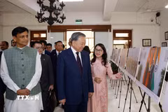 Tổng Bí thư, Chủ tịch nước Tô Lâm và các đại biểu tham quan khu trưng bày ảnh kỷ niệm 10 năm Đối tác chiến lược toàn diện Việt Nam - Ấn Độ do TTXVN thực hiện. (Ảnh: Thống Nhất/TTXVN)