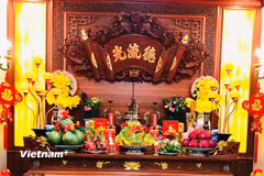 Hoa tươi quả ngọt được bày biện trang nghiêm cùng nén hương thành kính vẫn thể hiện trọn vẹn lòng biết ơn và sự tôn trọng đối với Táo quân. (Ảnh: Bích Hằng/Vietnam+)