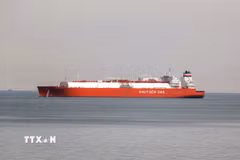 Tàu chở dầu di chuyển trên Biển Đỏ, gần lối vào kênh đào Suez, Ai Cập. (Ảnh: THX/TTXVN phát)