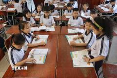 Học sinh thực hiện bài tập nhóm với nhiều cách làm đổi mới, sáng tạo. (Ảnh: Lê Xuân/TTXVN)