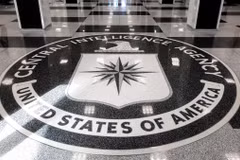 Logo của Cơ quan Tình báo trung ương Mỹ tại lối vào trụ sở CIA ở McLean, Virginia. (Ảnh: Reuters)