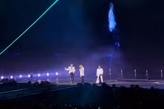 Ba thành viên của Bigbang biểu diễn trên sân khấu tại Hà Nội. (Ảnh: Báo Thể thao và Văn hóa)