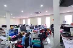 Một tòa nhà được dùng cho hoạt động lừa đảo trực tuyến tại thành phố Poipet. (Ảnh: AKP/TTXVN phát)