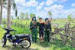 Đối tượng Trần Văn Leo bị lực lượng Đồn Biên phòng Cửa khẩu quốc tế Mộc Bài bắt quả tang khi đưa người nhập cảnh trái phép quan biên giới. (Ảnh: TTXVN phát)