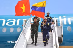 Đoàn Việt Nam đến sân bay quốc tế Simon Bolivar ở thành phố Maiquetia, bang La Guaira. (Ảnh: Hoàng Vũ/TTXVN phát)