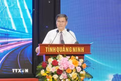 Chủ tịch UBND tỉnh Quảng Ninh Bùi Văn Khắng phát biểu tại hội nghị. (Ảnh: Văn Đức/TTXVN)