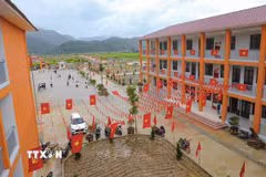Cờ Đảng, cờ Tổ quốc được trang trí dọc các dãy nhà, tạo sắc màu nổi bật trong khuôn viên Trường Phổ thông nội trú Tiểu học và THCS Sam Mứn. (Ảnh: Xuân Tư/TTXVN)