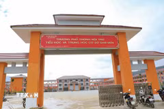 Trường Phổ thông nội trú Tiểu học và THCS Sam Mứn được xây dựng hiện đại. (Ảnh: Xuân Tư/TTXVN)