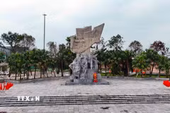 Tượng đài Xô viết Nghệ Tĩnh tại xã Can Lộc là công trình lịch sử kỷ niệm cao trào cách mạng 1930 - 1931. (Ảnh: Hữu Quyết/TTXVN)