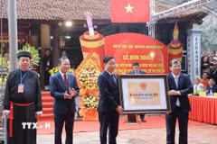 Phó Chủ tịch UBND tỉnh Bắc Ninh Phan Thế Tuấn trao Bằng xếp hạng Di tích quốc gia đặc biệt quần thể di tích đình, chùa, từ chỉ Thổ Hà cho phường Vân Hà. (Ảnh: Đồng Thúy/TTXVN)