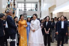 Phu nhân Ngô Phương Ly cùng bà Kim Hye Kyung, Phu nhân Tổng thống Hàn Quốc tham quan Bảo tàng Quốc gia Hàn Quốc. (Ảnh: Đức Thắng/TTXVN)