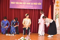 Phân cảnh Tấm và nhà Vua hội ngộ tại nhà của bà lão bán nước trong vở kịch Tấm Cám. (Ảnh: Phạm Tuân/TTXVN)