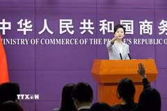 Người phát ngôn Bộ Thương mại Trung Quốc Hà Vịnh Tiền phát biểu trong một cuộc họp báo tại Bắc Kinh. (Ảnh: Kyodo/TTXVN)