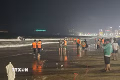 Hàng trăm cán bộ chiến sỹ và người dân tham gia tìm kiếm nạn nhân xuyên đêm. (Ảnh: Sỹ Thắng/TTXVN)